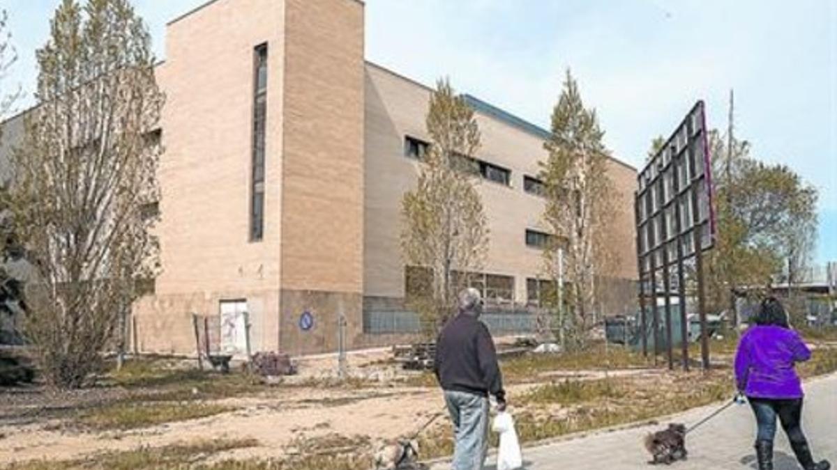 El edificio 8 El edificio de la futura mezquita de Cornellà, ayer, con las obras a medio gas.