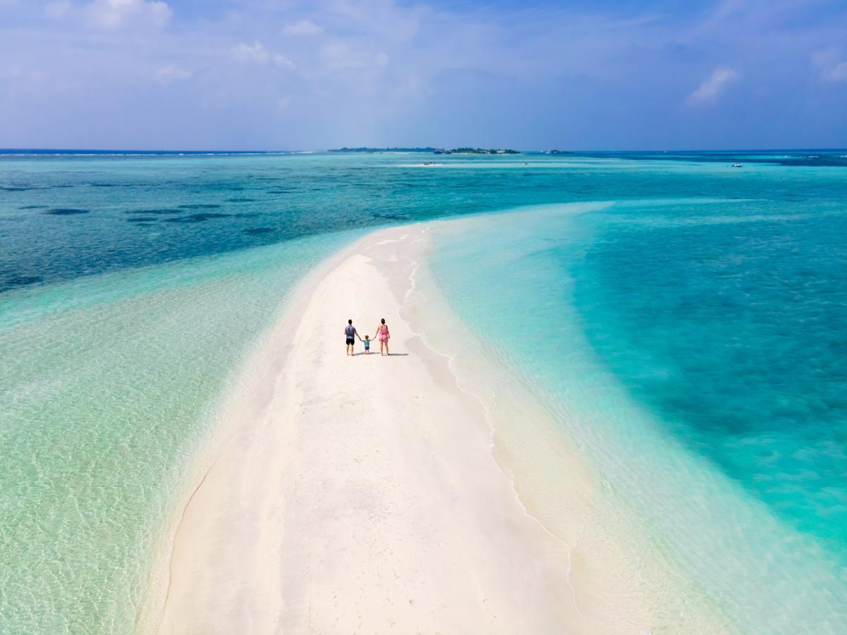 Los bancos de arena son formaciones de coral descompuesto que emergen de forma natural en medio del océano Índico. Imagina una franja de arena blanca y fina rodeada de aguas cristalinas.