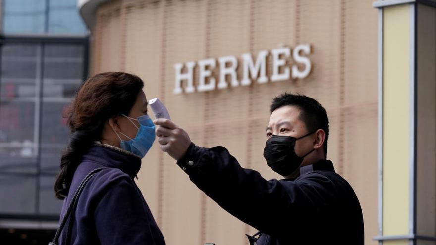 Una mujer, sometida a un control de temperatura en China.