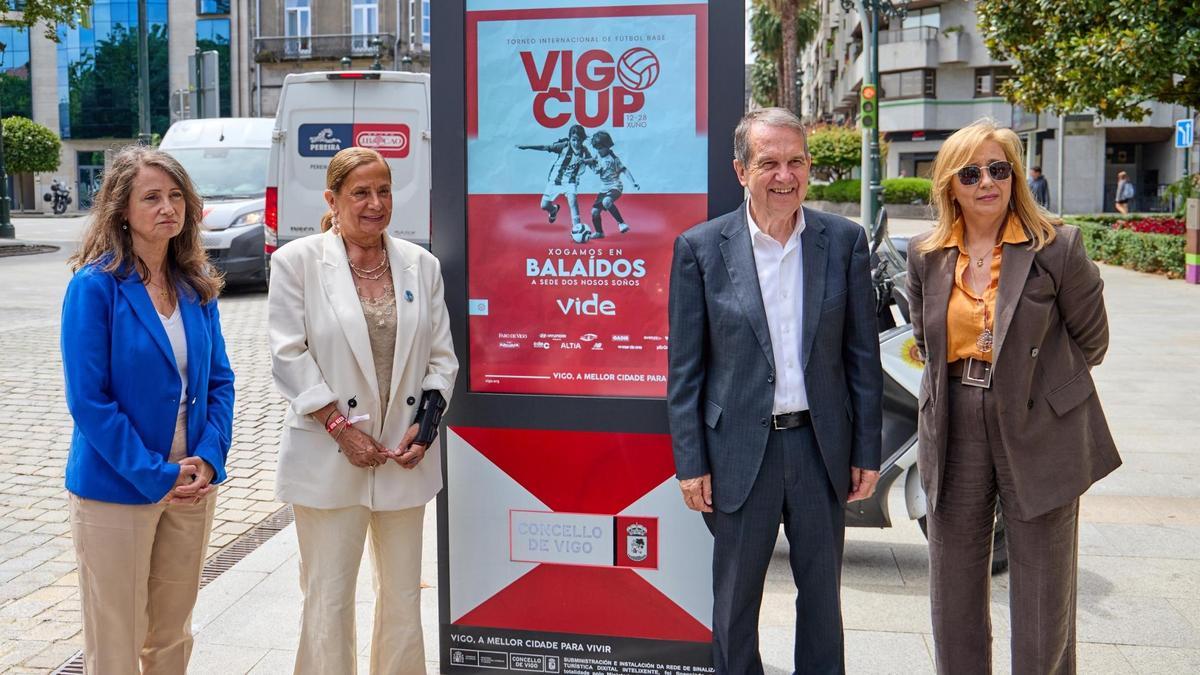 Caballero, con Silva, Mejías y Lago, con uno de los nuevos mupis.