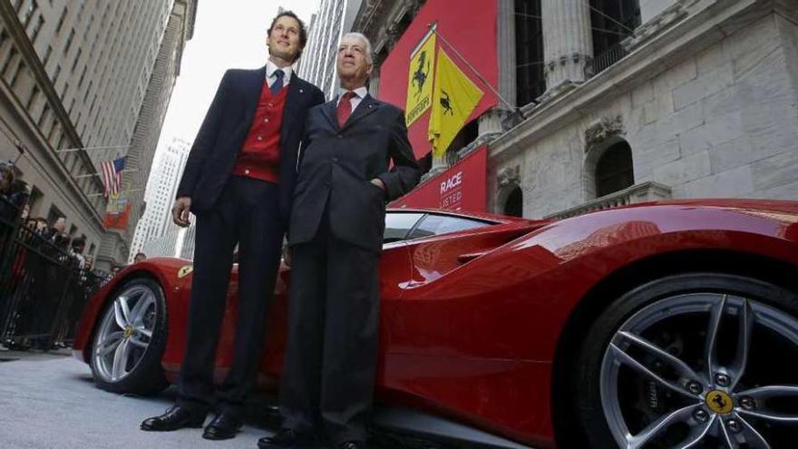 Piero Ferrari (izquierda) y John Elkann, ayer, frente al edificio de la bolsa de Nueva York. // Reuters