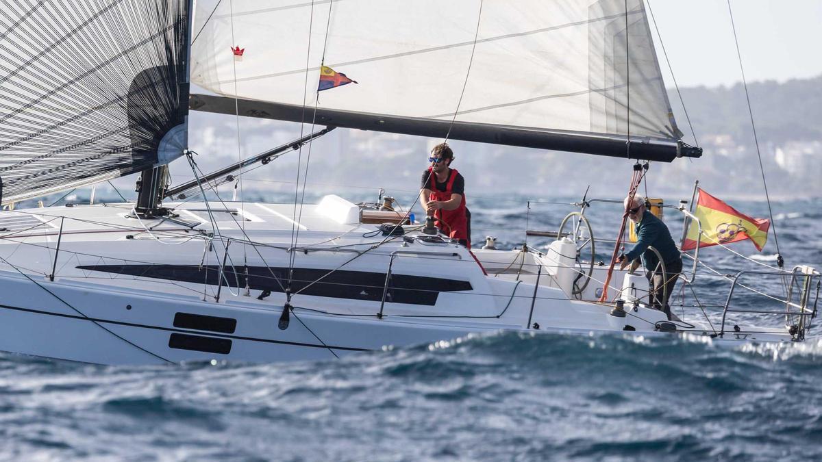 El Azuree ha sido el más rápido en completar las 22 millas de la travesía costera