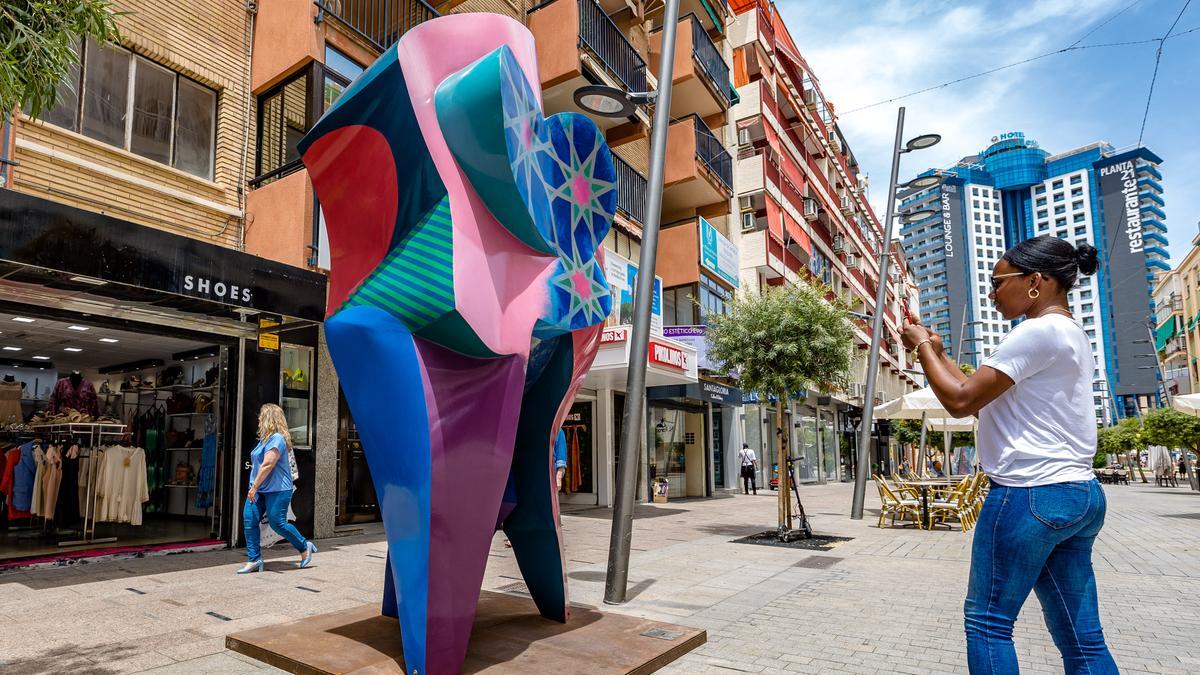 La ciudad acoge 16 esculturas de gran formato del artista Cristóbal Gabarrón, inspiradas en el palacio granadino, que se expondrán gracias a la colaboración entre el Ayuntamiento y la Ciutat de les Arts i les Ciències. Se podrán visitar hasta el 31 de enero de 2023