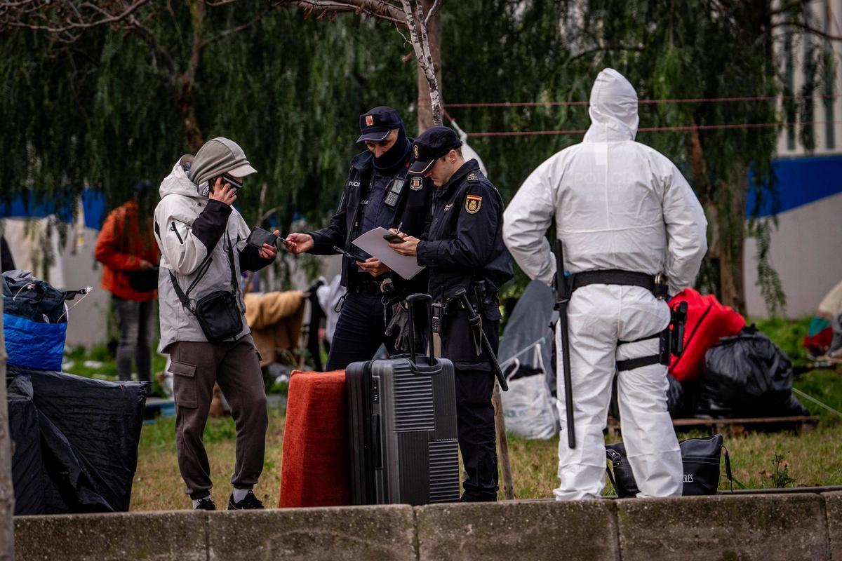 Barcelona desaloja el campamento de la Zona Franca Barcelona desaloja el campamento de la Zona Franca