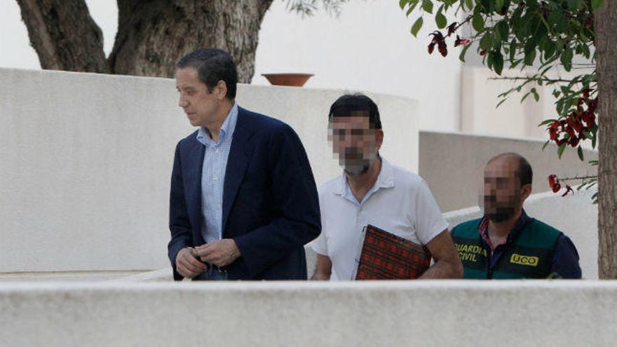 El expresidente de la Generalitat Valenciana y exministro de Trabajo, Eduardo Zaplana a su llegada a su chalé de Benidorm acompañado por agentes de la UCO de la Guardia Civil para un registro