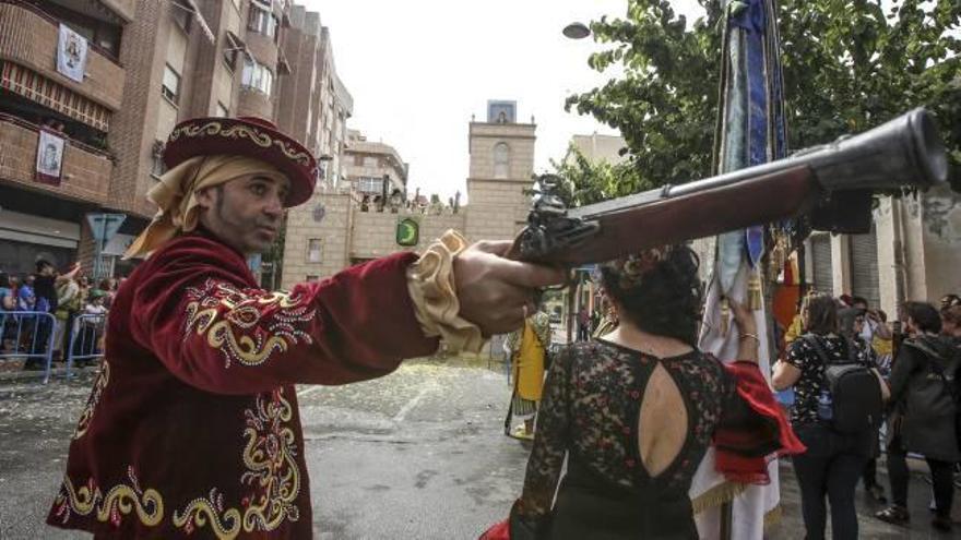 El capitán cristiano 2018 de las Fiestas de Mutxamel, de la Comparsa Contrabandistas.