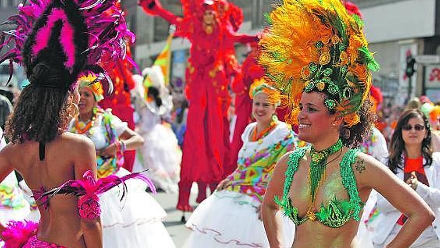 Algunas de las bailarinas participantes  en el desfile de Carnaval de Berlín.