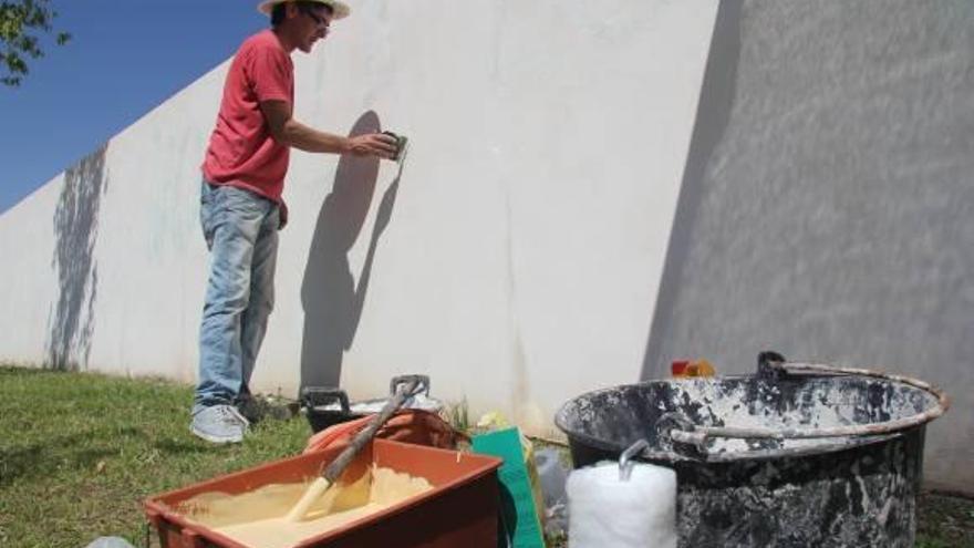 Ximo Canet ha estado eliminando algunas pintadas antes de plasmar su obra.