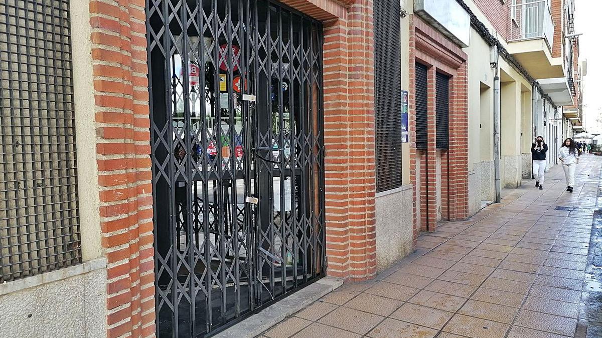 Negocio hostelero de Toro al que accedieron los ladrones después de forzar la trapa metálica. | M. J. C.