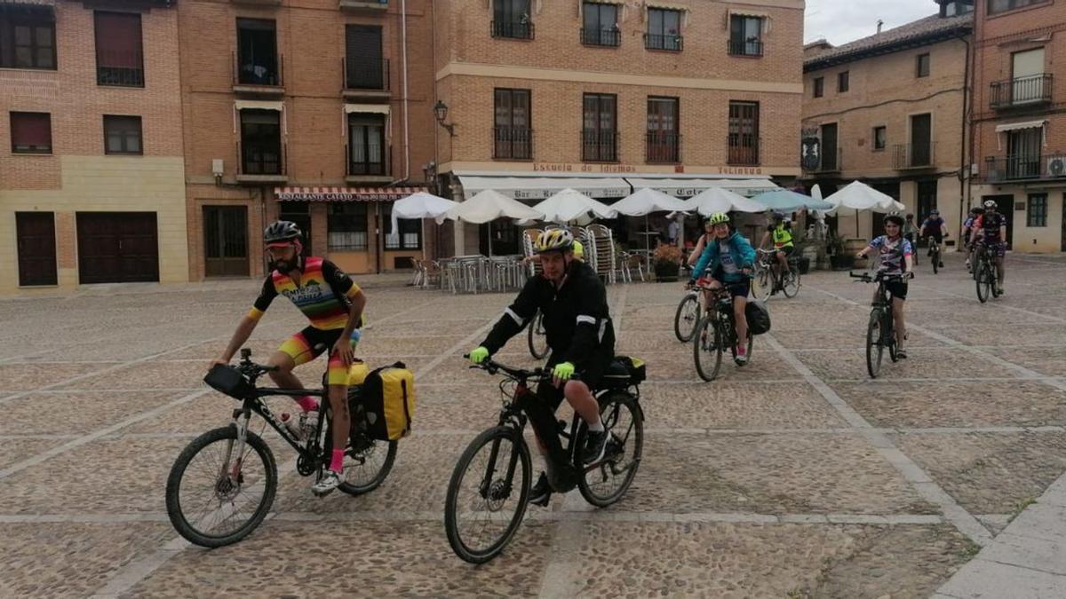Ciclistas del proyecto “pedaladas” a su paso por Toro. | M. J. C.