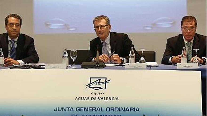 consejo. Víctor Campos, Eugenio Calabuig y Domingo Parra, ayer, antes de comenzar la junta.