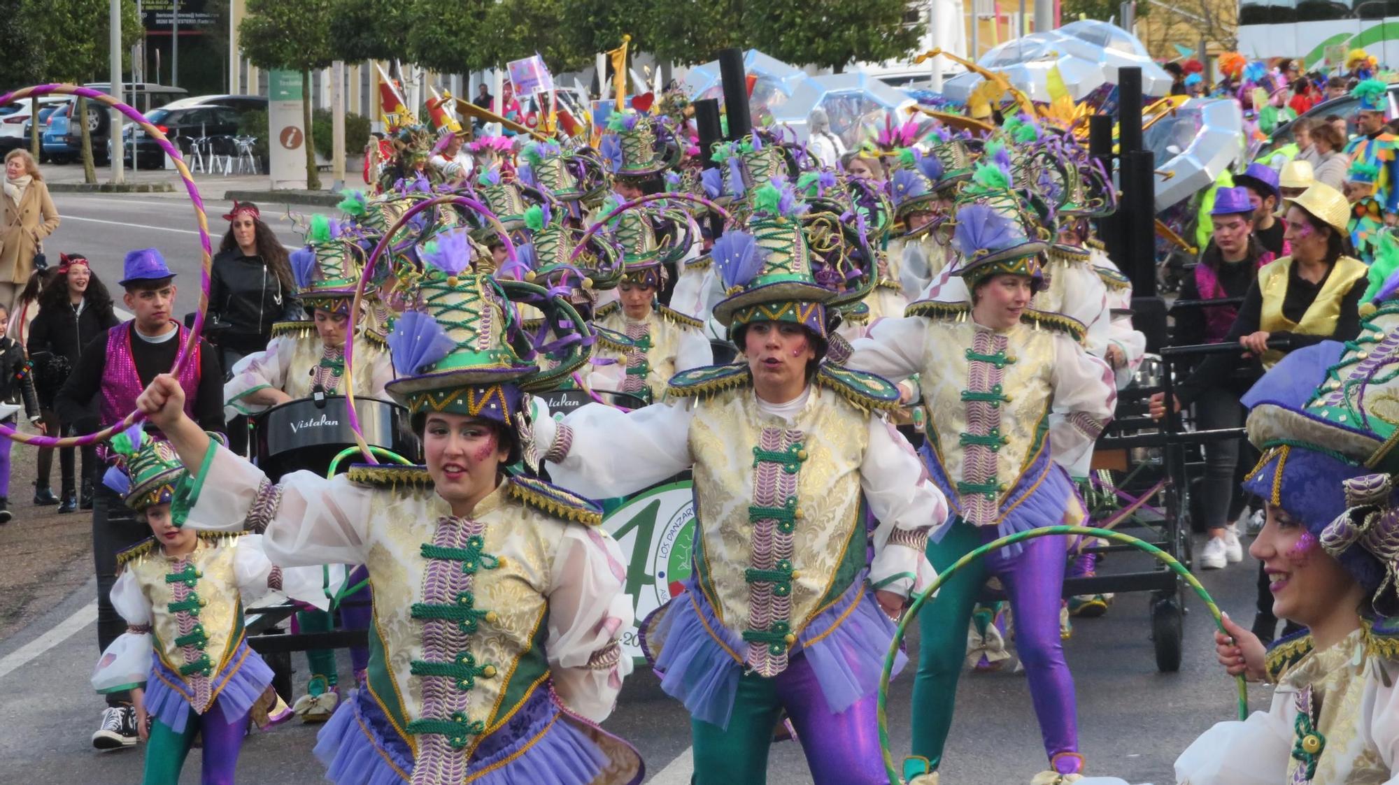 Multitudinario y colorido pasacalles de Carnaval en Monesterio