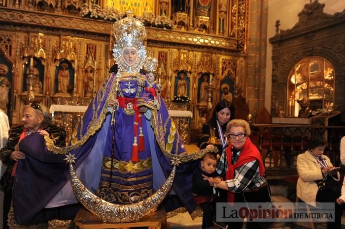 Los niños pasan por el manto de la Fuensanta