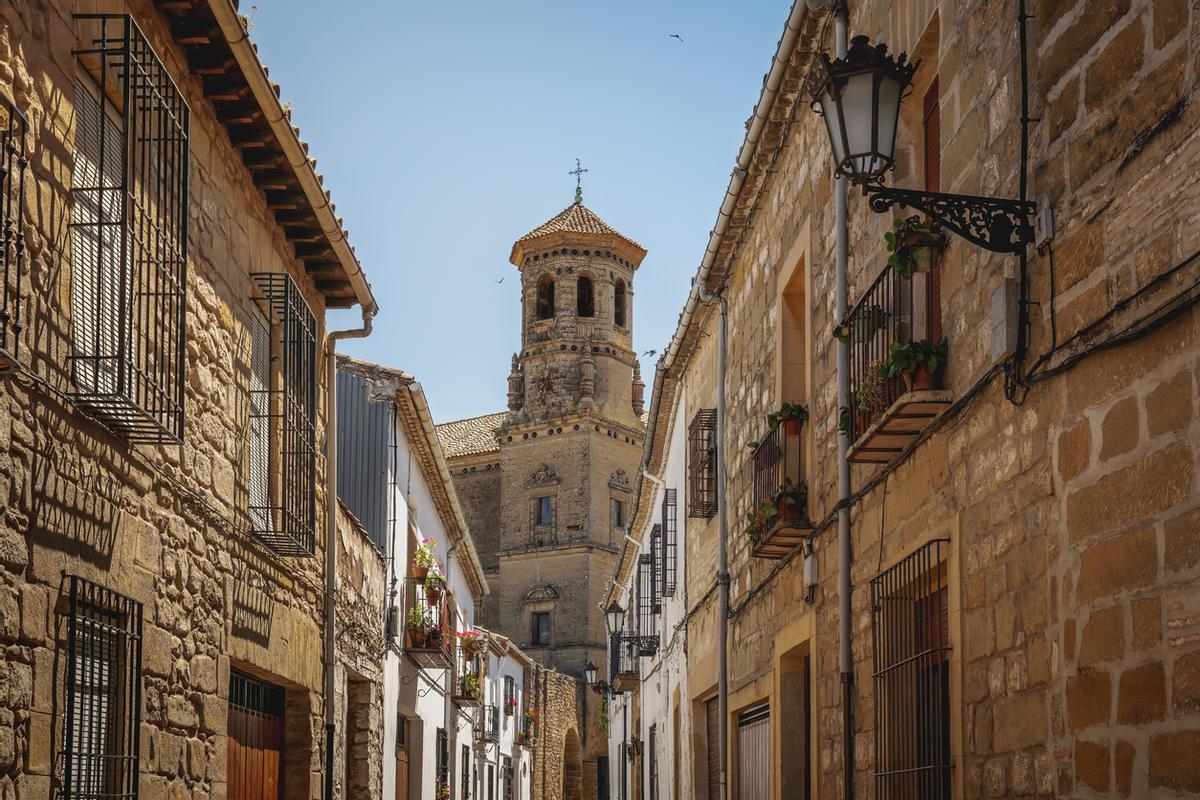Calle Baeza con Torre de la Universidad Vieja, Baeza