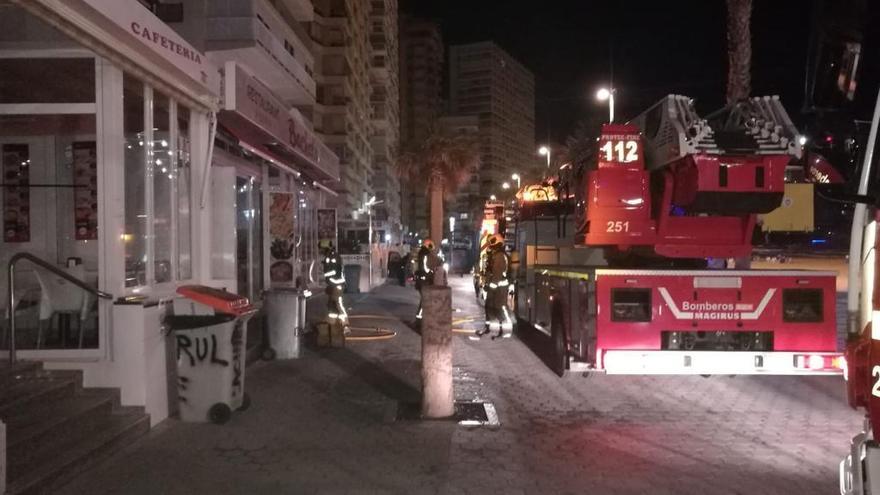 Un bar en primera línea de playa de Benidorm se incendia mientras estaba cerrado al público