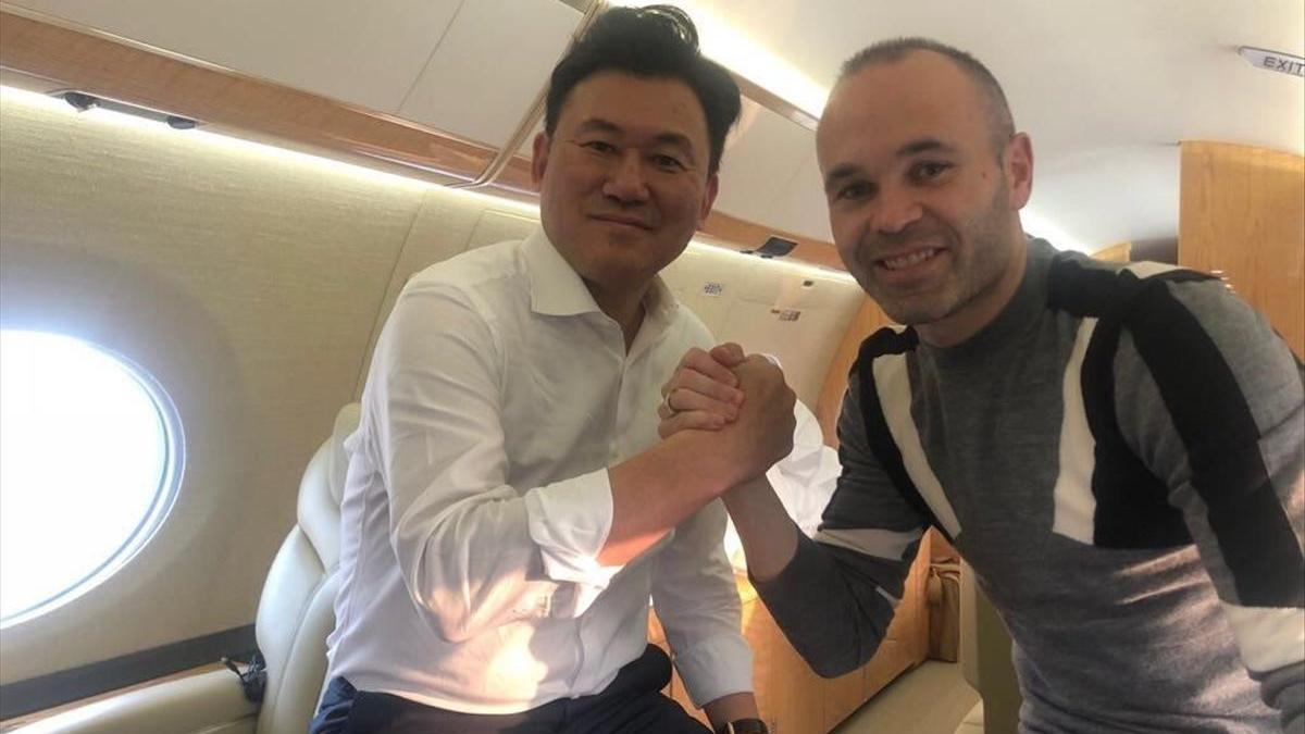 Iniesta y Mikitani, dueño de Rakuten, en su vuelo a Japón.