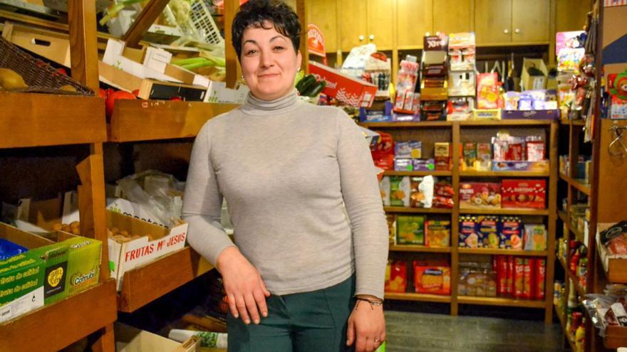 Sonia y Jorge tienen un poco de todo en su bar tienda La Palma