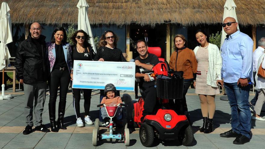 ‘El Langui’ y el pequeño Ian, ayer, en la entrega del cheque con los 5.000 euros de recaudación.