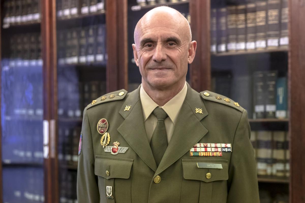 El coronel Antonio Ortiz, director de este centro cultural militar, posa en la biblioteca.