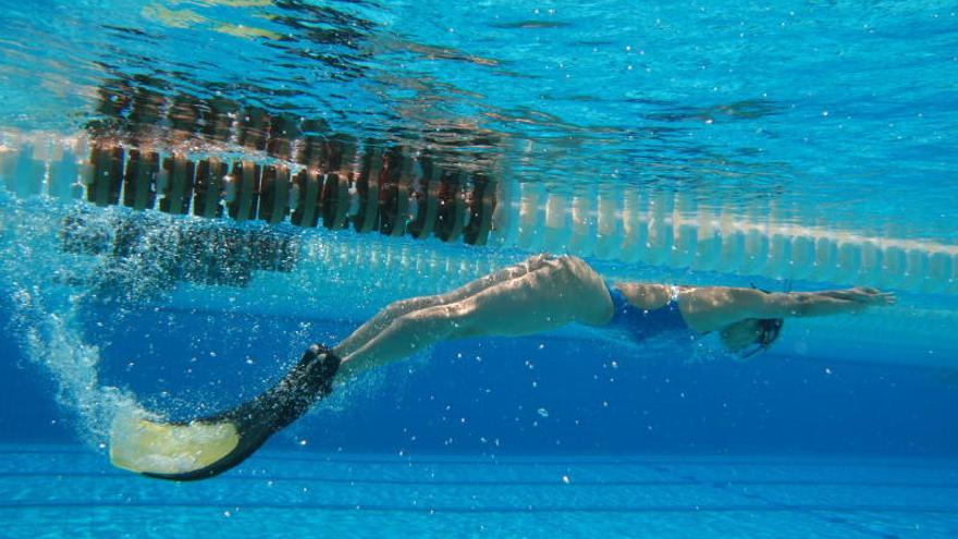 Nadadora en una piscina de Torrevieja