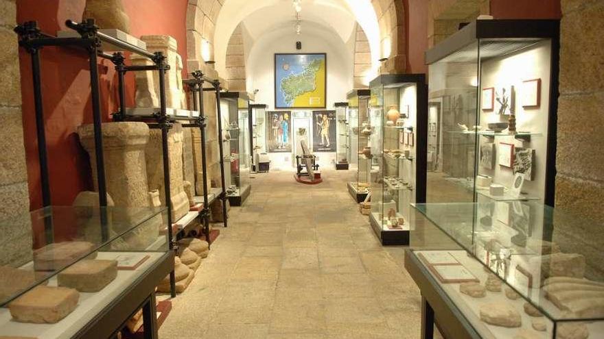 Restos arqueológicos expuestos en el castillo de San Antón.