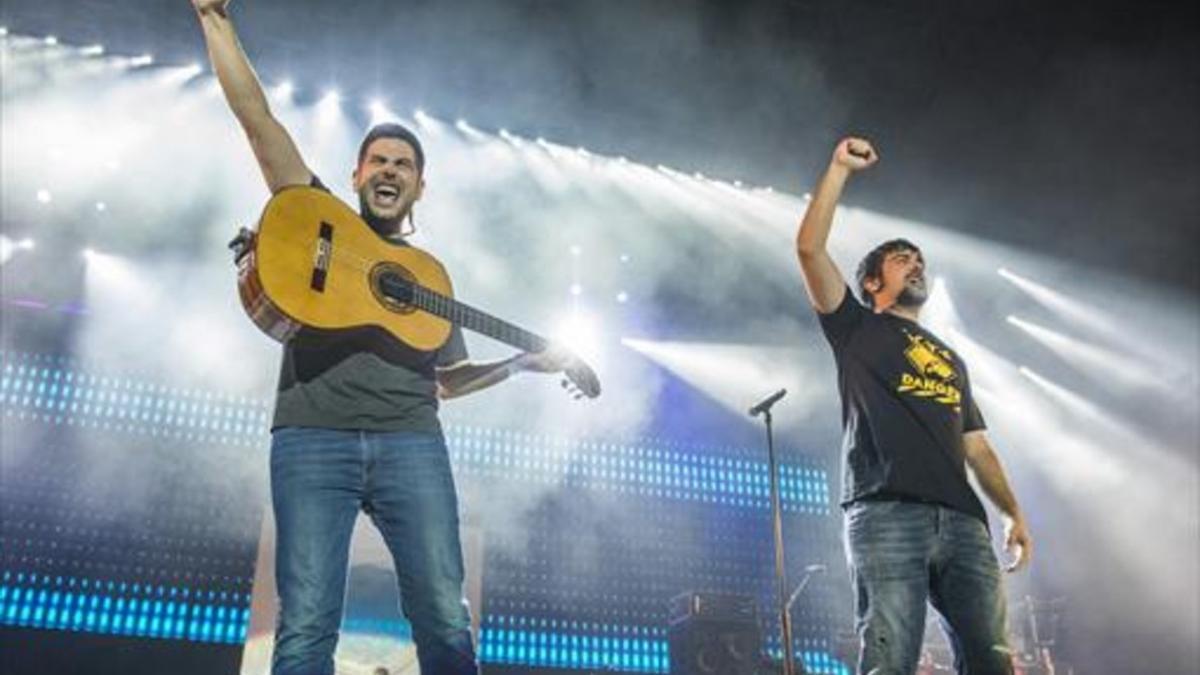 Los Estopa, durante la actuación de anoche en el Sant Jordi.