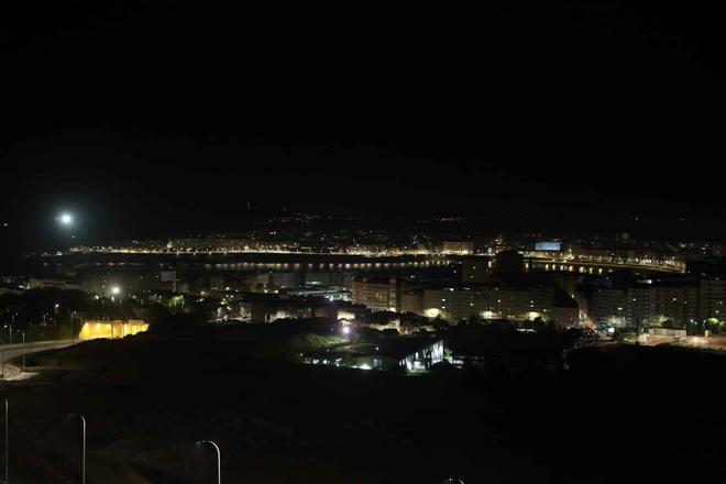 Así fue el momento en el que la electricidad regresó a A Coruña de madrugada