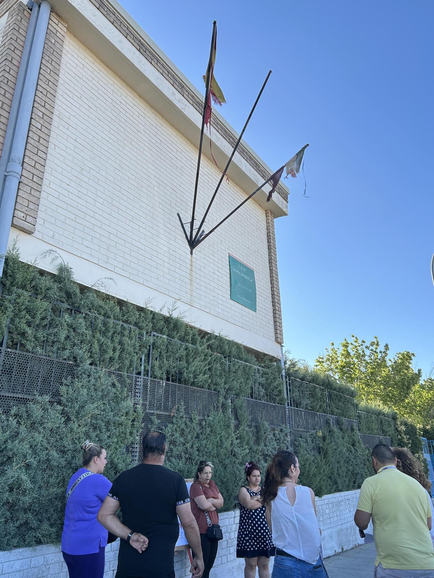 Las banderas en la fachada del colegio público Santa Engracia de Badajoz.