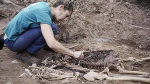 Excavación que ha permitido recuperar los restos de cuatro víctimas del franquismo en Castellnou de Bages.
