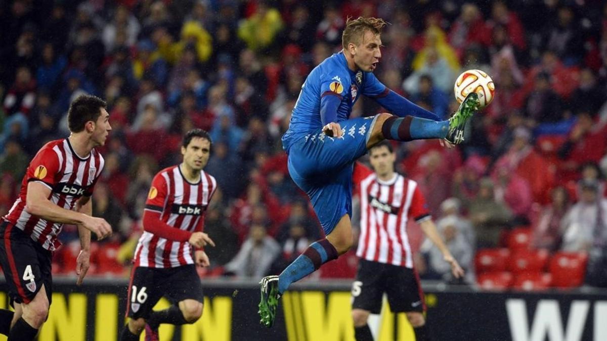 Maxi López intenta controlar el balón en un partido contra el Athletic.