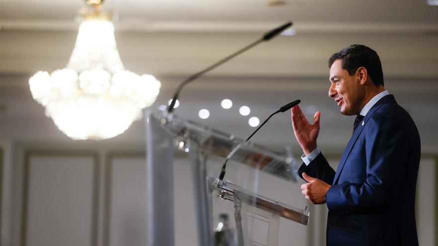 El presidente de la Junta de Andalucía, Juan Manuel Moreno Bonilla, protagoniza una conferencia-coloquio organizada por el grupo Joly en el Hotel Westin Palace en Madrid, este lunes. EFE/ Juan Carlos Hidalgo