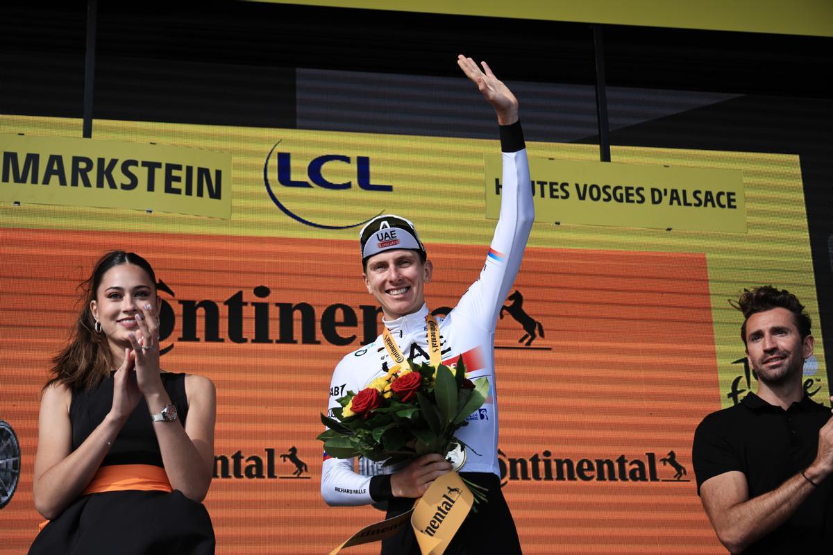 Le Markstein Fellering (France), 22/07/2023.- Slovenian rider Tadej Pogacar of team UAE Team Emirates celebrates on the podium after winning the 20th stage of the Tour de France 2023, a 134kms from Belfort to Le Markstein Fellering, France, 22 July 2023. (Francia, Eslovenia) EFE/EPA/CHRISTOPHE PETIT TESSON