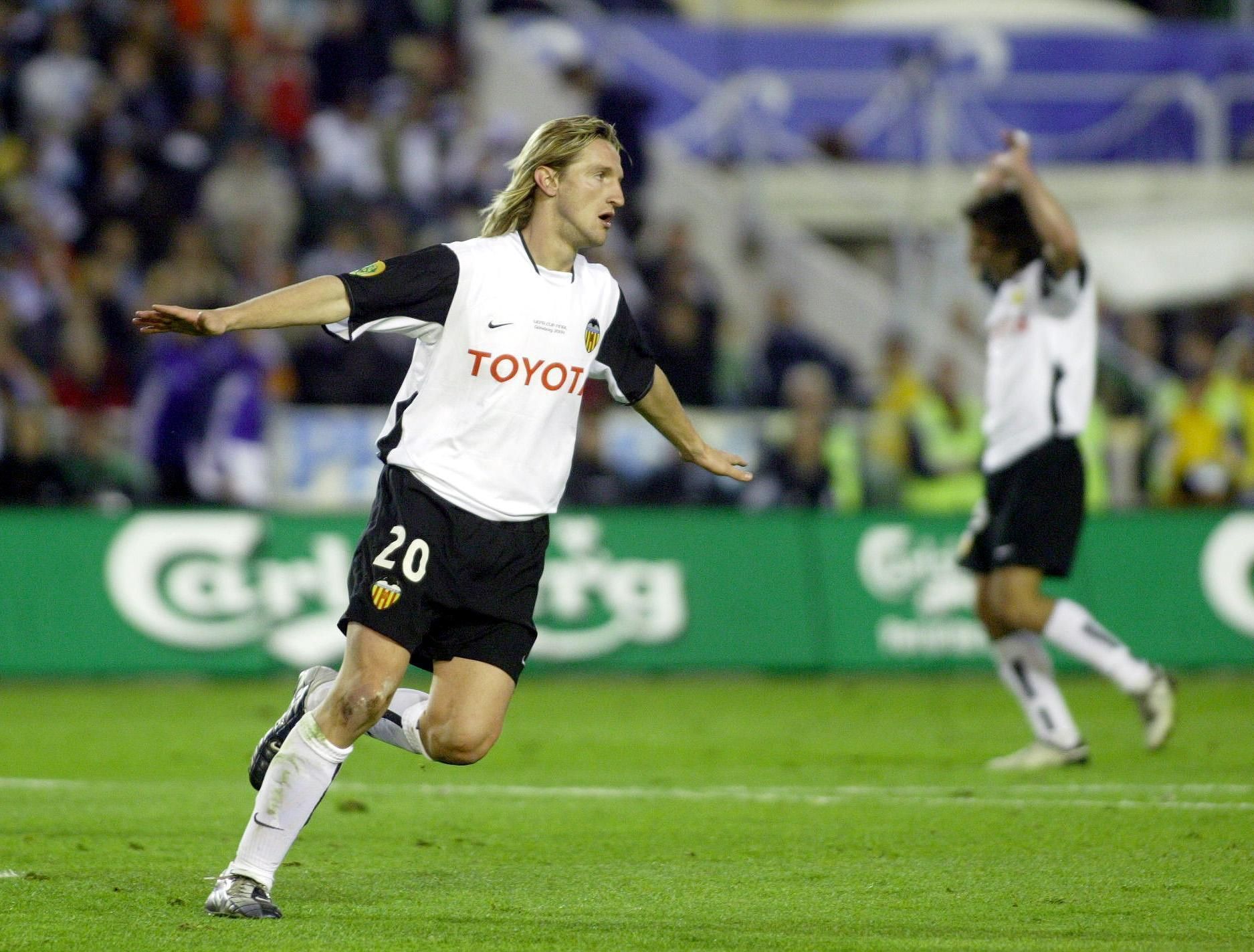 Mista celebra su gol en la final de la Copa de la UEFA 2004