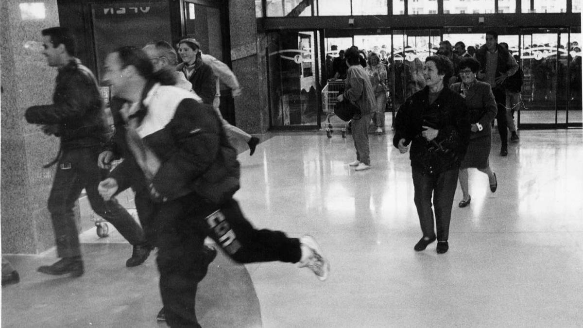 Público entrando corriendo el día de la apertura del Centro Comercial Ruta de la Plata de Cáceres, el 18 de mayo de 1993..