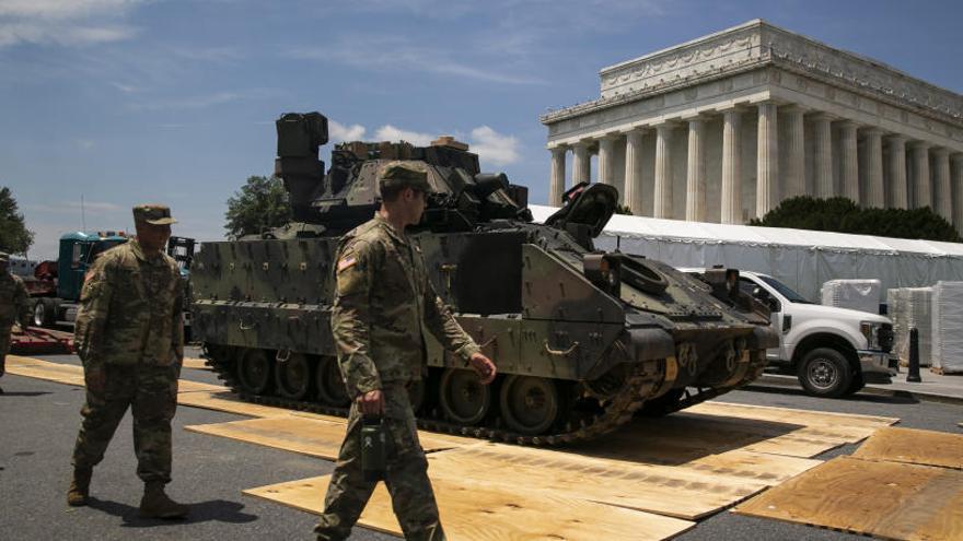 Los tanques ante el Monumento a Abraham Lincoln.