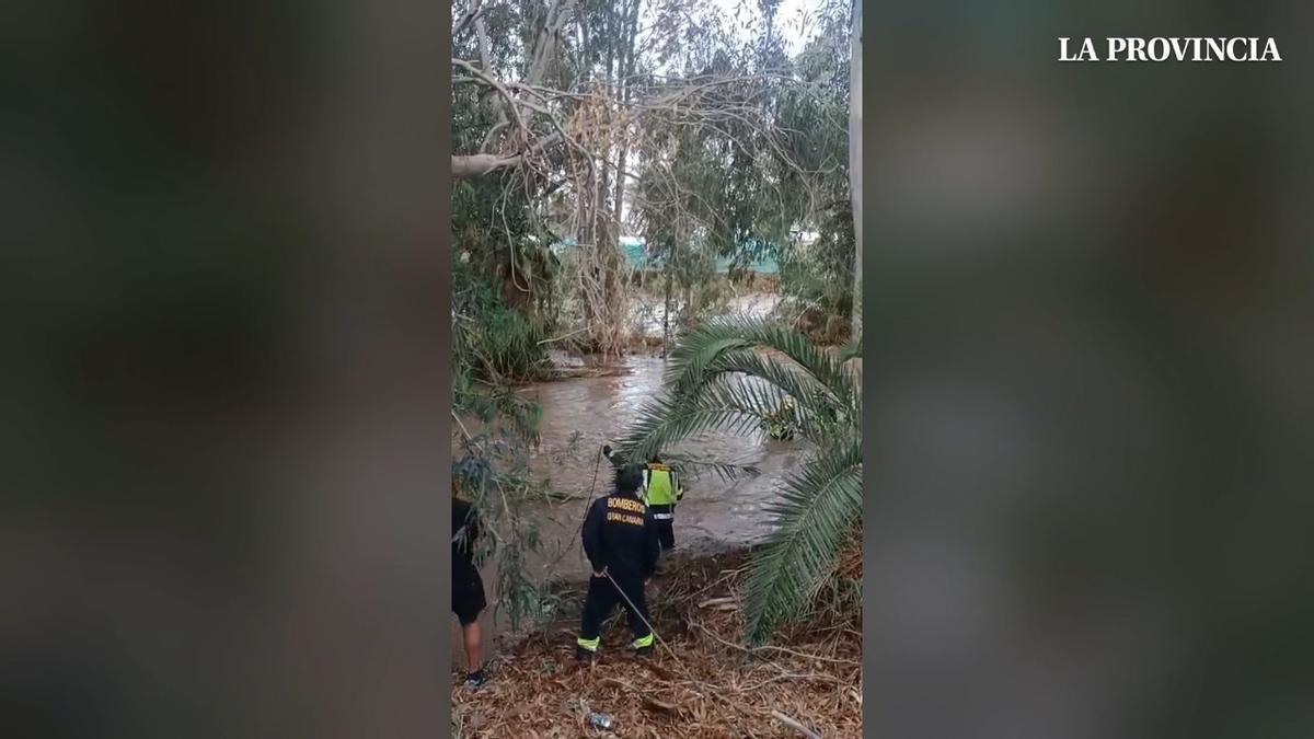 el angustioso rescate de una anciana en el barranco de Arguineguín por el temporal Therese