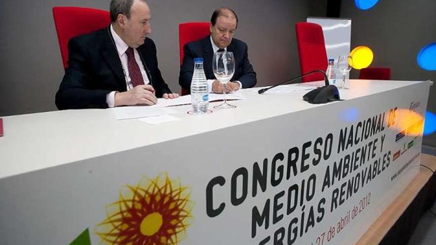 Luis Esteban Alcalde y Fermín Corte, ayer, durante la firma del convenio.