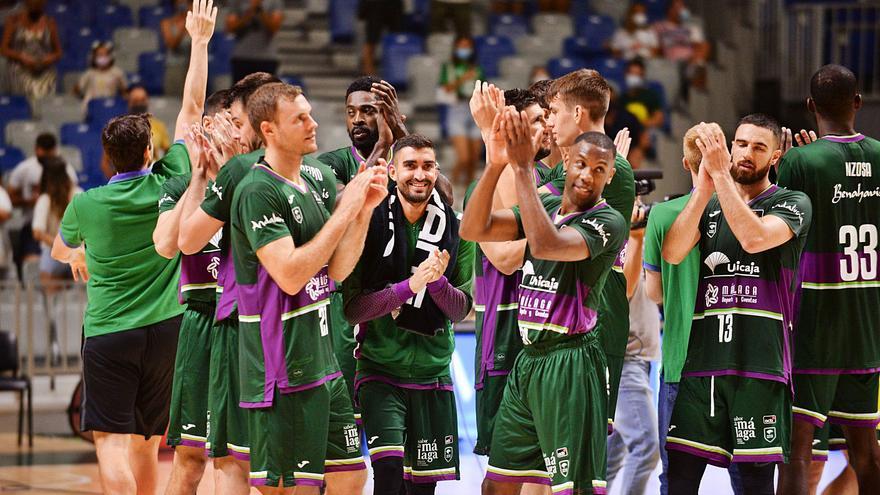 Los jugadores del Unicaja  saludan a los aficionados tras la victoria verde en el Trofeo Costa del Sol.