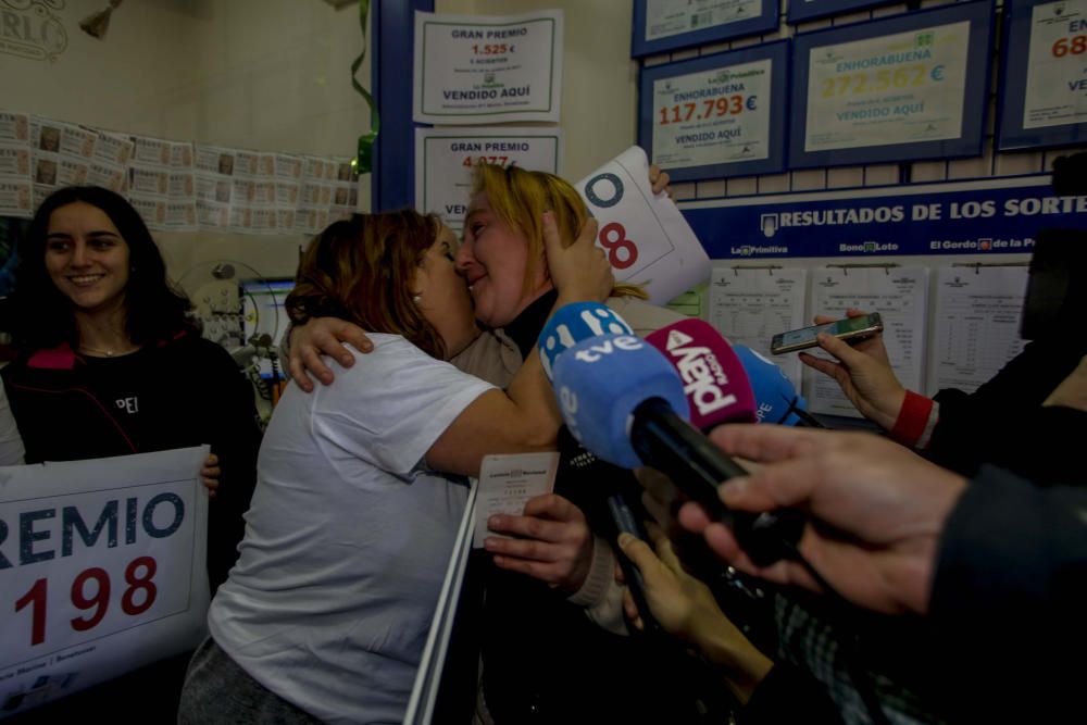 Neringa, la mujer a la que le ha tocado el Gordo en Benetússer, celebra su suerte en la administración de lotería.