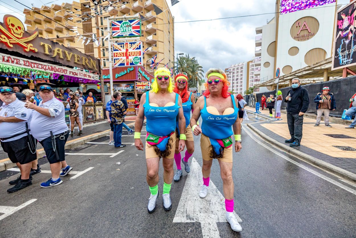 Los británicos desafían a la lluvia y celebran su "Fancy Dress Party" en Benidorm