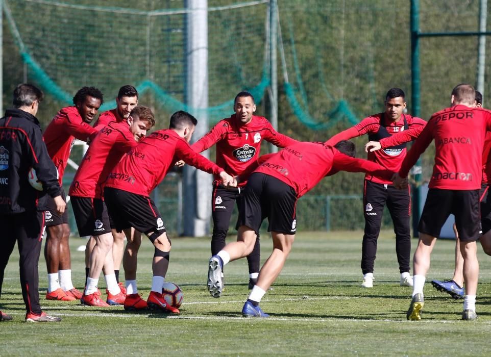 La plantilla se ejercita en Abegondo en la penúltima sesión de trabajo antes del partido del sábado en Pamplona contra Osasuna.