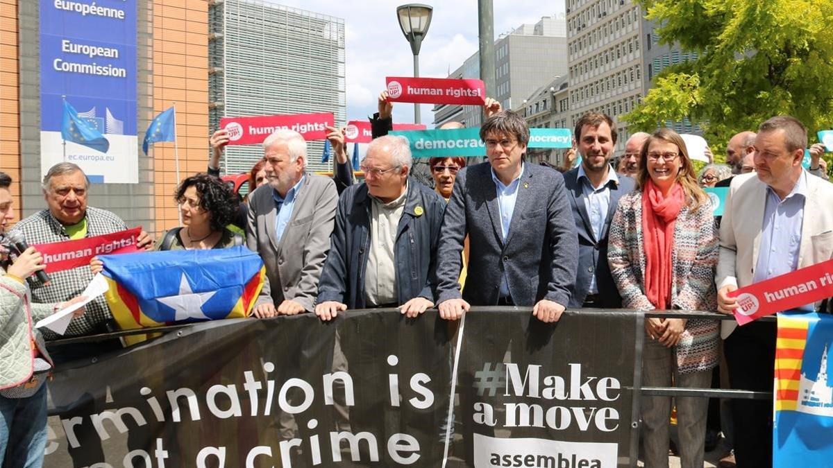 Puigdemont encabeza una manifestación este jueves, ante la Comisión Europea, en Bruselas.