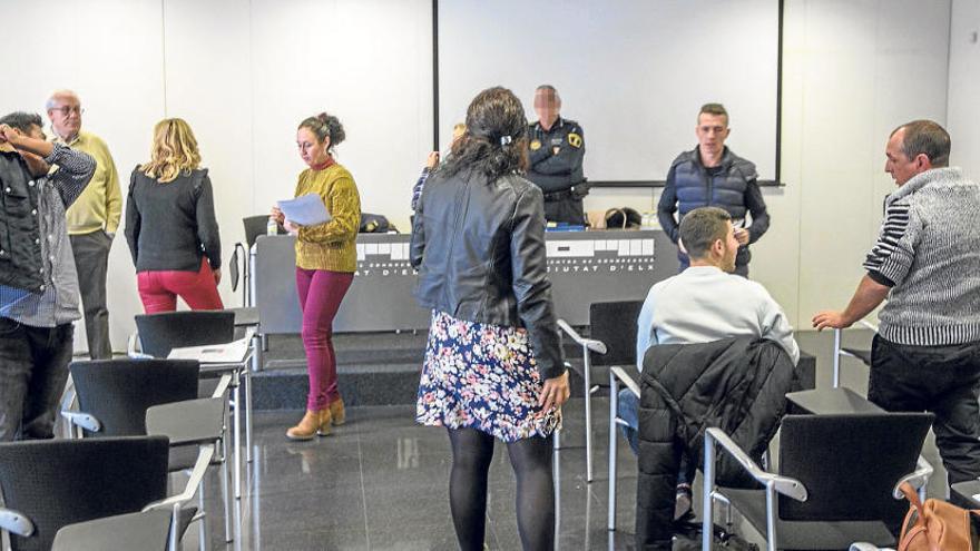 Los aspirantes a lograr el carné de taxista que ayer se presentaron al primer examen, celebrado en el Centro de Congresos.