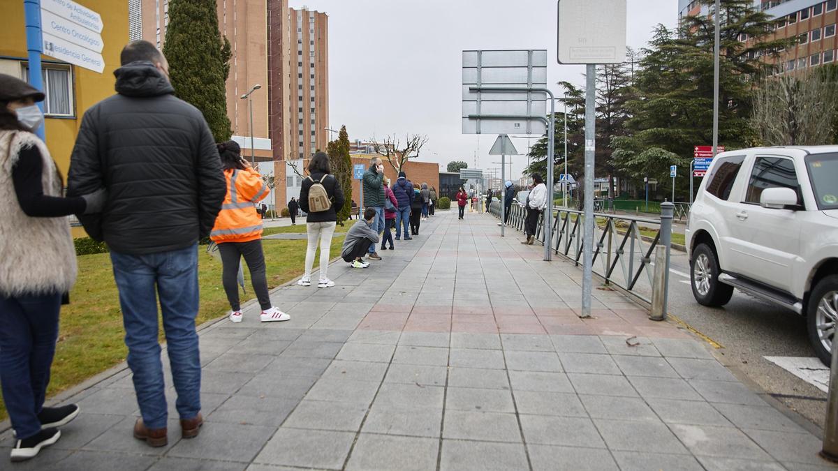 Varias personas esperan la cola en las inmediaciones del Hospital 12 de octubre para hacerse PCR.