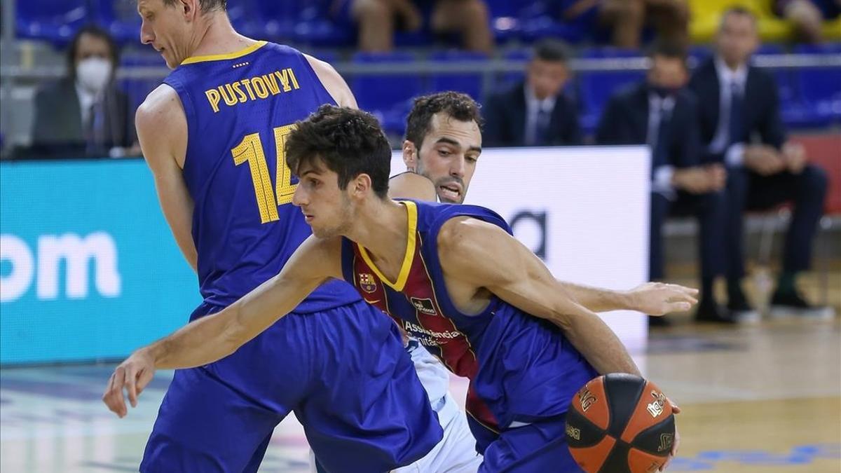 Bolmaro conduce el balón, aprovechándose del bloqueo de Pustovyi, en un partido de Liga