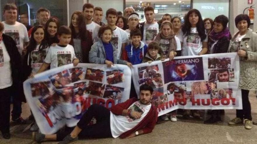 Hugo, ayer, a su llegada al aeropuerto de Peinador junto a sus amigos y familiares. // FdV