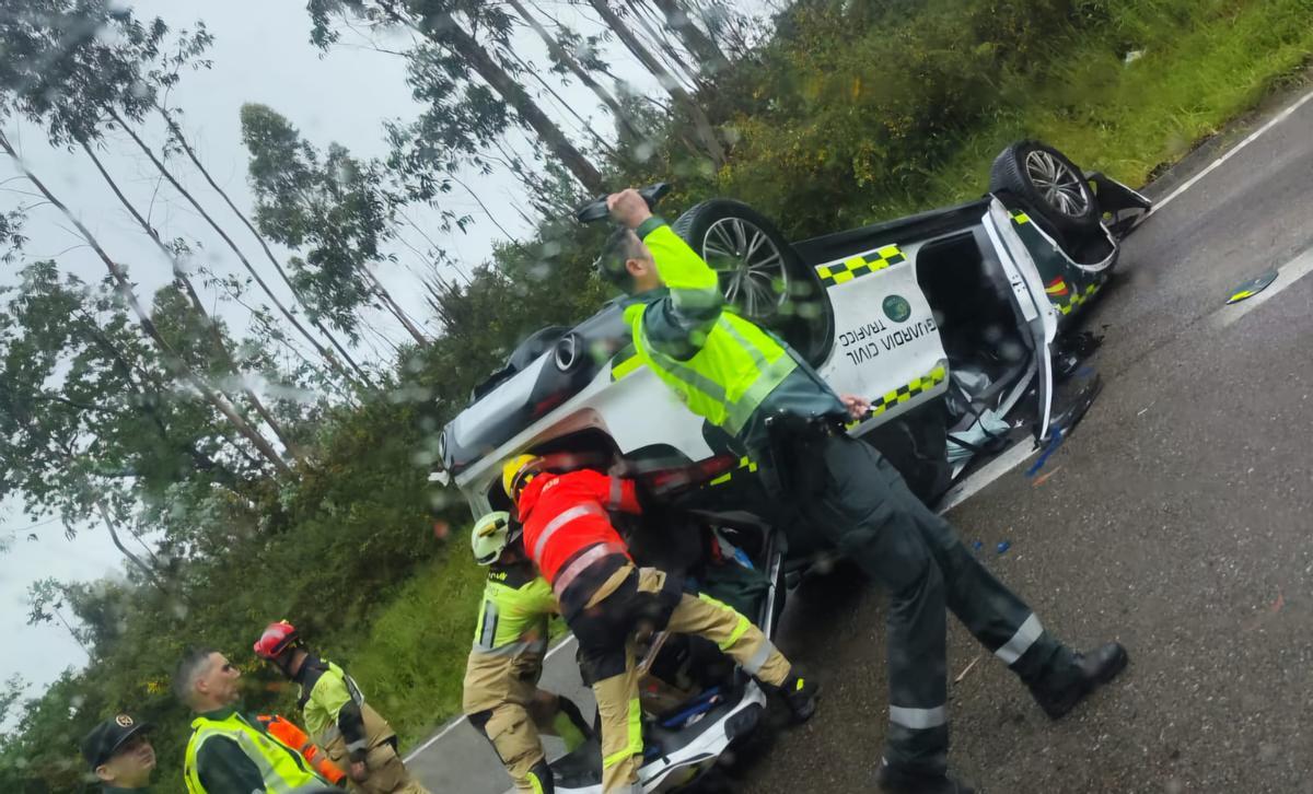 El coche patrulla quedó volcado sobre la calzada.