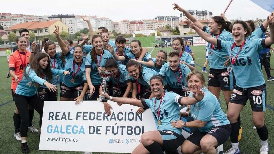 Las jugadoras del Matamá festejan el título en el Federativo de Coia. // Ricardo Grobas