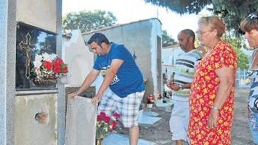 Profanan varias tumbas en el cementerio de Ojuelos Altos