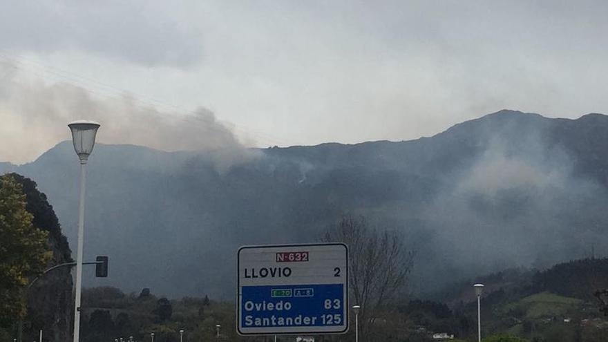 Sofocan un incendio forestal en Ribadesella